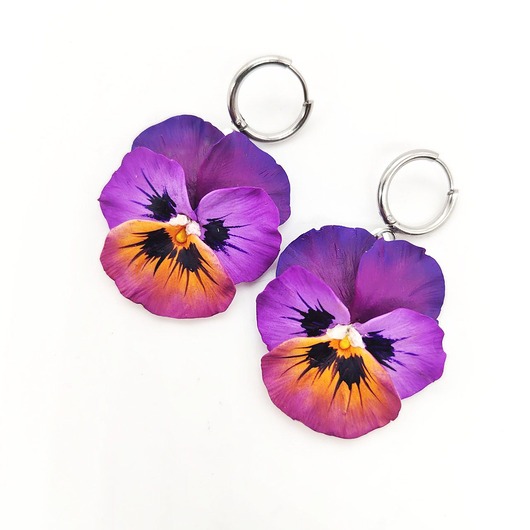 kolczyki z masy plastycznej Kolczyki bratki fioletowe wiszące handmade, kwiaty z gliny polimerowej