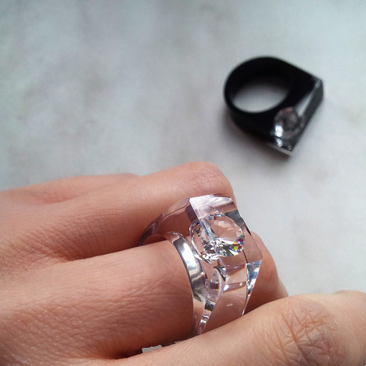 pierścionek z żywicy Transparentny pierścionek z cyrkonią