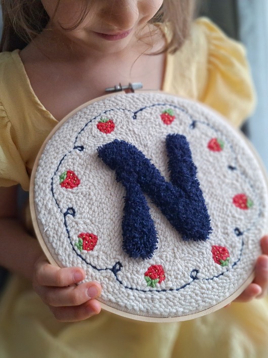 obrazy i plakaty do pokoju dziecięcego Personalizowana literka na ścianę z truskawkami