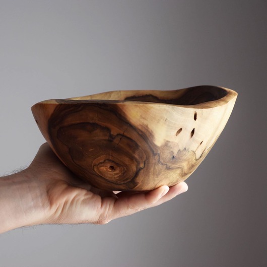 miski i misy Ręcznie ciosana misa z drewna orzecha z korą