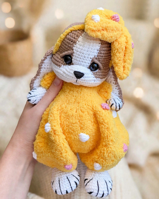 misie i maskotki Bella - Piesek w Ubranku 24 cm - Maskotka Amigurumi -na prezent