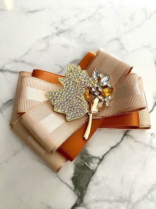 broszki Brosza z unikatowym liściem z perełką i kryształkami Liść