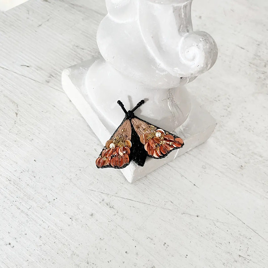 broszki Broszka ĆMA 13 ręcznie haftowana przypinka owady motyle