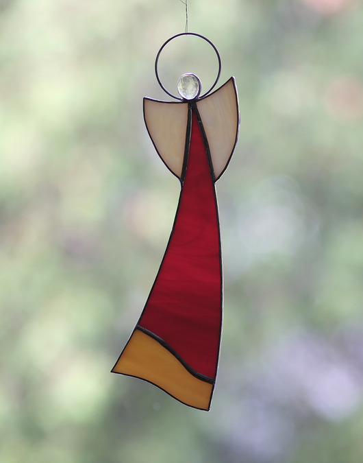 Anioł czerwony witrażowy wiszący BeArt Handmade