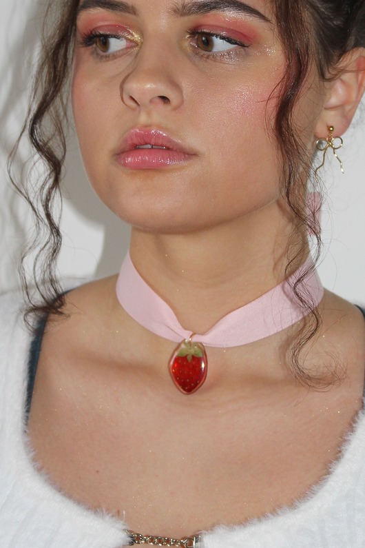 chokery Choker z truskawką na bawełnianej wstążce