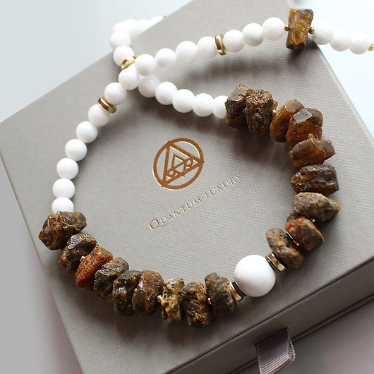 korale Stabilność na fali zmian - surowy bursztyn, jadeit, hematyt