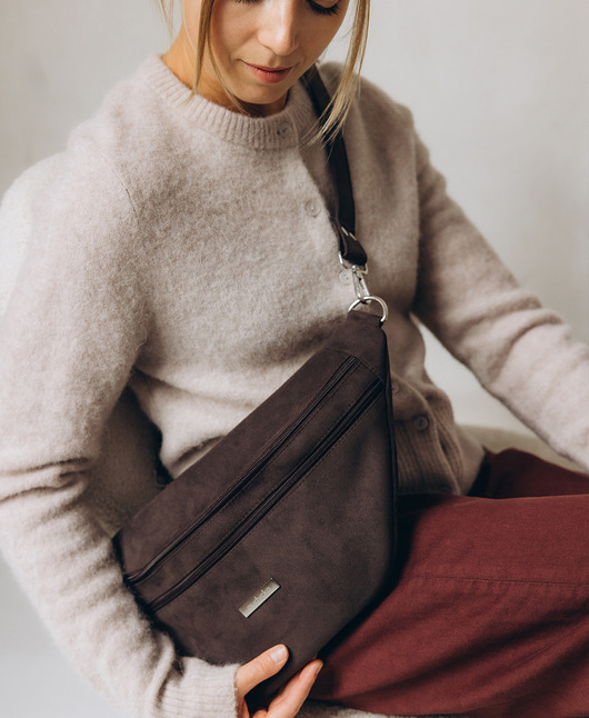 saszetka nerka Nerka XL z grubego nubuku tapicerskiego w kolorze brunatnym