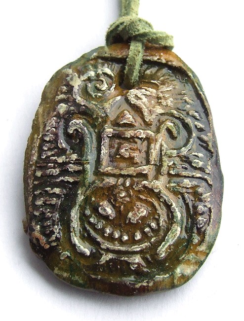 TAJEMNICZY AMULET MARIAELA