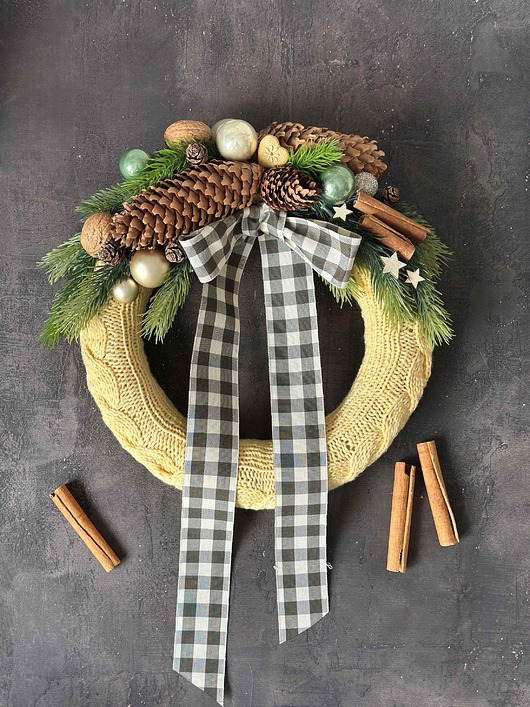 wianki bożonarodzeniowe Wianek bożonarodzeniowy w świątecznym sweterku, wianek z zimową dekoracją