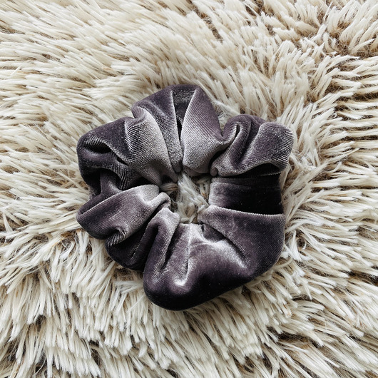 Aksamitka scrunchie Gumka do włosów Grey Fog Nandi