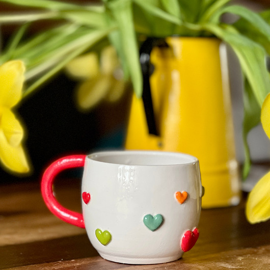 kubki Kubek ceramiczny z kolorowymi serduszkami