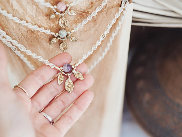 wisiory Boho Naszyjnik z minerałem 'TRIVIA'
