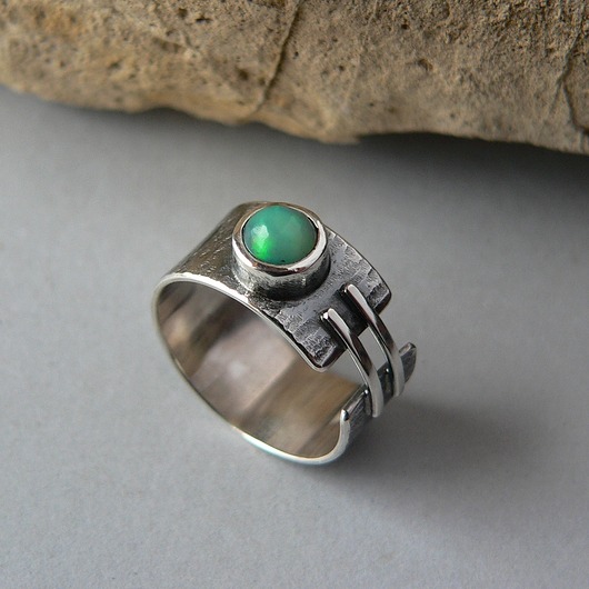 pierścionki srebrne -asymetryczna obrączka z opalem-