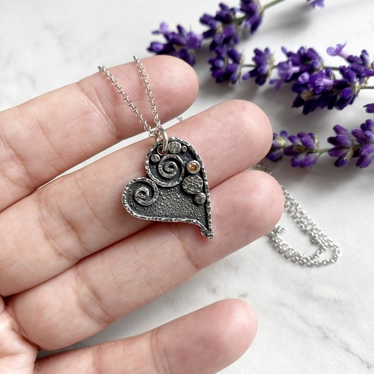 srebrne naszyjniki Młotkowane serduszko ze złotą drobiną