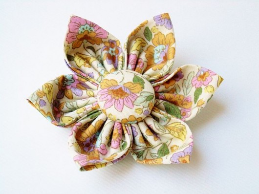 Momilio flower brooch Momilio