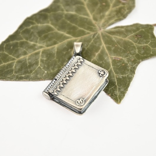 wisiory Srebrny Sekretnik w Kształcie Książki