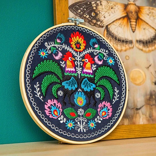 Ozdoby na ścianę Koguty łowickie - granatowy, haft w tamborku 20 cm
