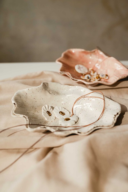 pojemniki na biżuterię Muszla ceramiczna biała w piegi