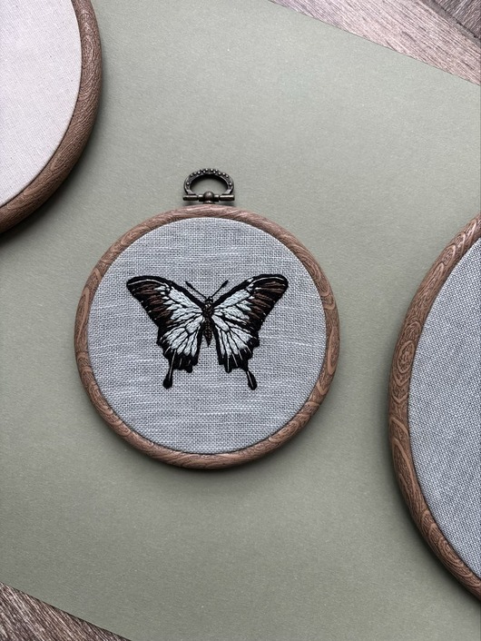 inne Haftowany motyl w tamborku
