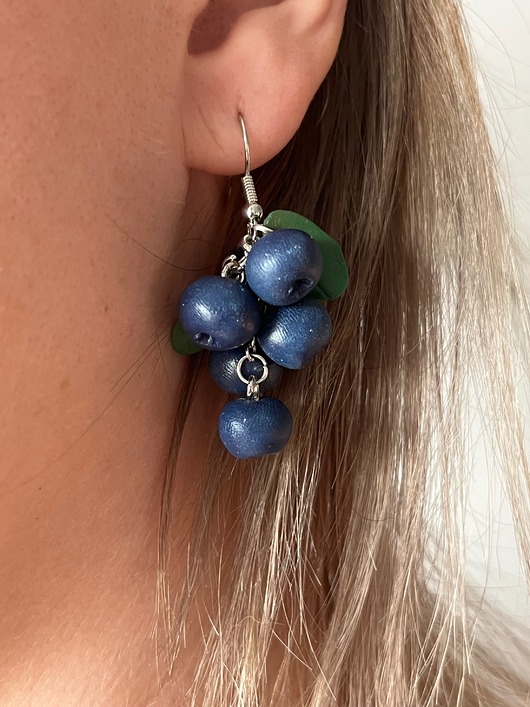 kolczyki z masy plastycznej Kolczyki z borówkami, wiszące kolczyki z gliny polimerowej