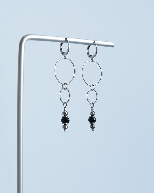 kolczyki srebrne Kolczyki ze stali z kółkami i onyksem