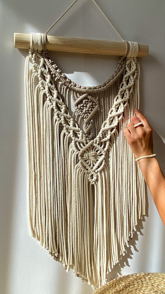 makramy Makrama Boho w kolorach ziemi/ecru.