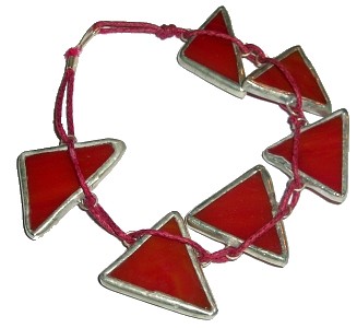 bransoletka w czerwonych trójkatach XXXlunaart