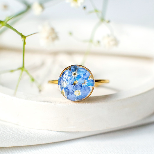 pierścionek z żywicy Pierścionek z niezapominajkami