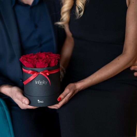 dodatki - różne Czerwone wieczne róże w czarnym dużym flower boxie