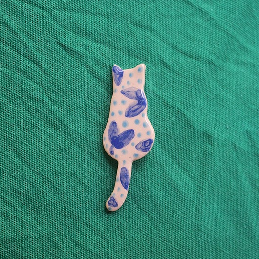 broszki Broszka ceramiczna kot malowany w kropki