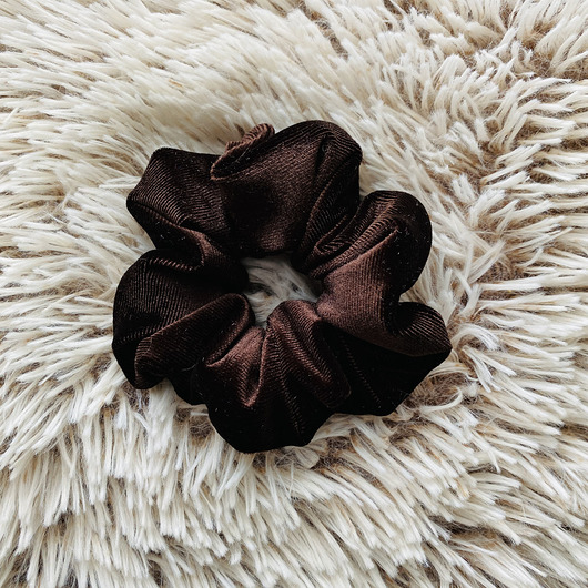 Aksamitka scrunchie Gumka do włosów Chocolate Nandi