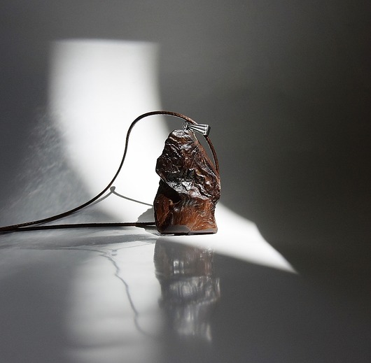 wisiory Amulet z drewna dębu uderzonego piorunem z serafinitem