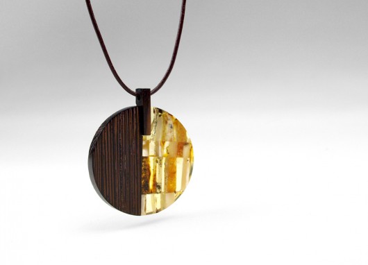 KLIMT- wisior z drewna i bursztynu AmberTree