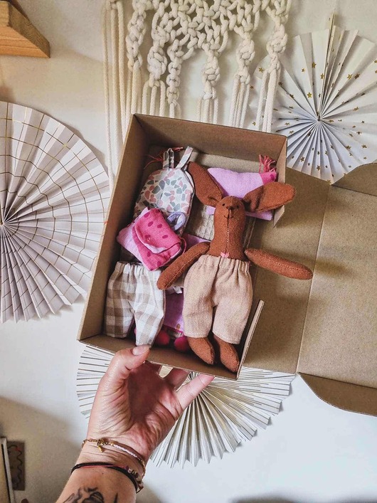 misie i maskotki Mała przytulanka z plecakiem.