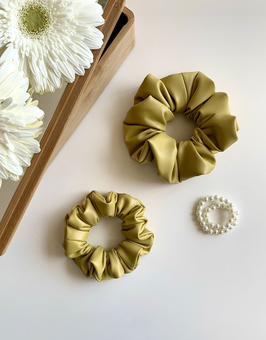 gumki do włosów Scrunchie Nelma z ekoskóry w energetycznym żółtym kolorze