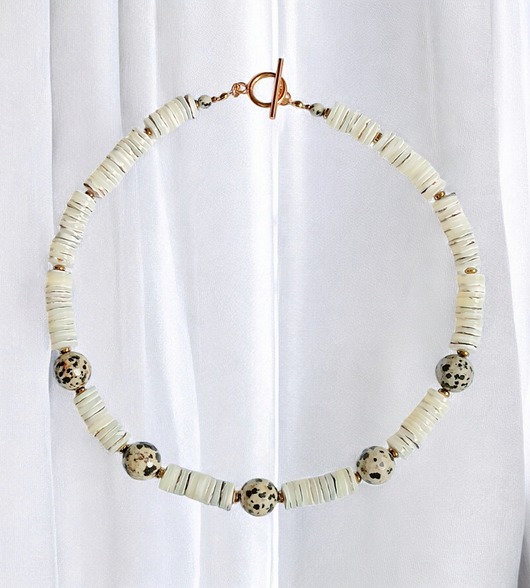 naszyjniki - inne UNIKATOWY naszyjnik : muszla kremowa i jaspis dalmatyński