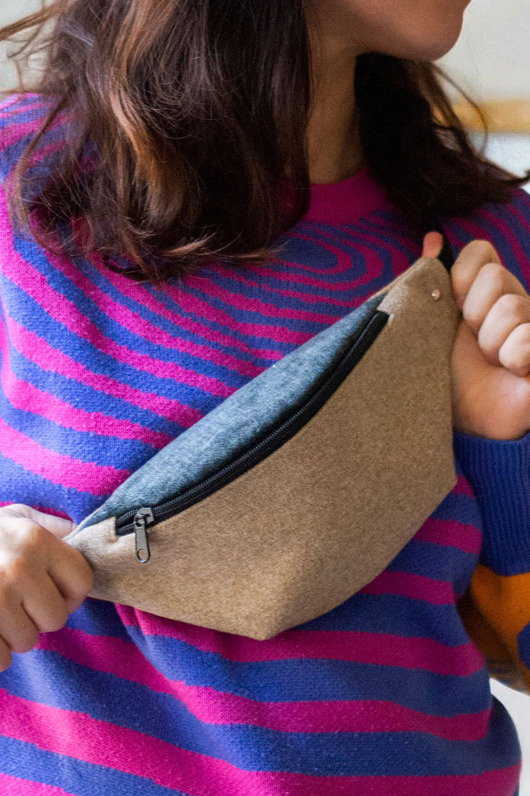 saszetka nerka Beżowa nerka z brudnoniebieską klapą