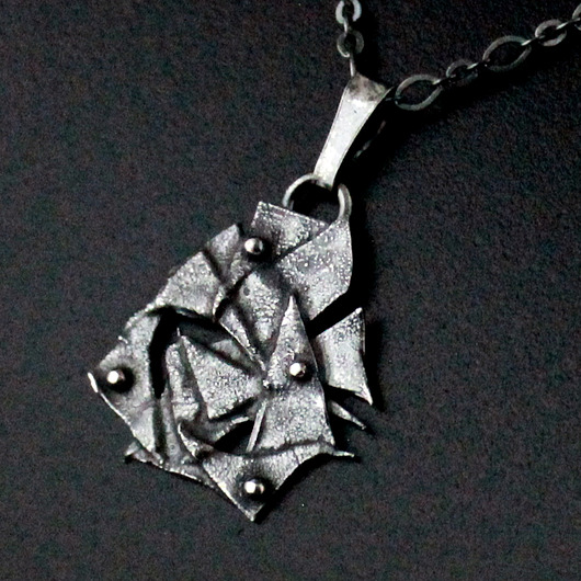 srebrne naszyjniki Skropiony III - surowy srebrny wisiorek w mocno oksydowanym srebrze