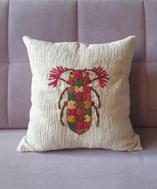 poduszki, poszewki - różne Poszewka z haftem chrząszcza -szept jesieni.