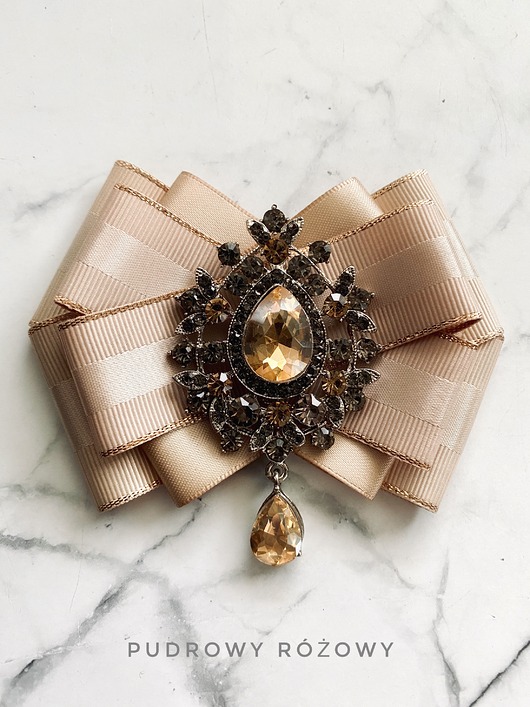 broszki Beżowa  Brosza z kryształem w kolorze szampańskim NEW