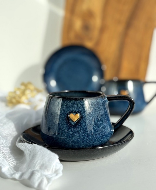 filiżanki Filiżanka ze spodkiem beczułka 250 ml w stylu boho - Granatowa z sercem