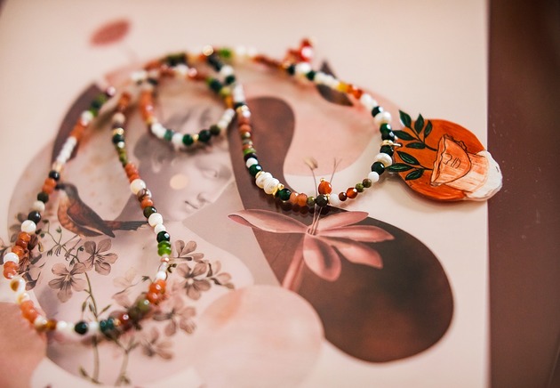 naszyjniki - inne Długi naszyjnik z naturalnych kamieni z wisiorem