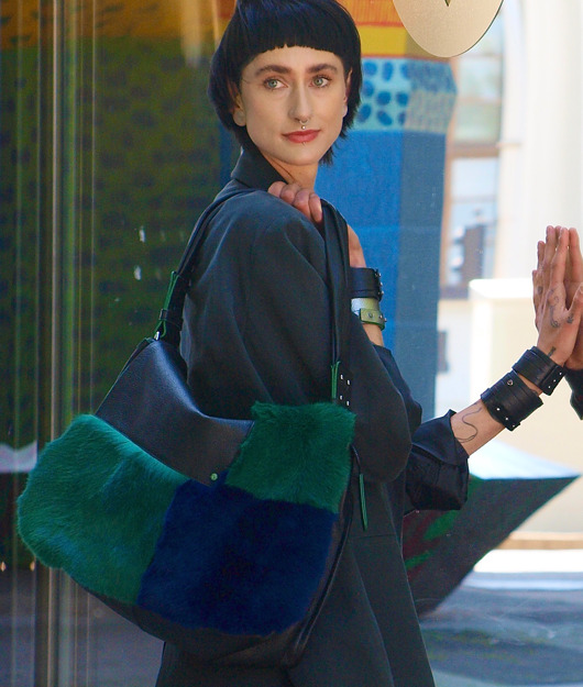 torby na ramię Duża torba skórzana z wymienną klapą ze sztucznymi futerkami.