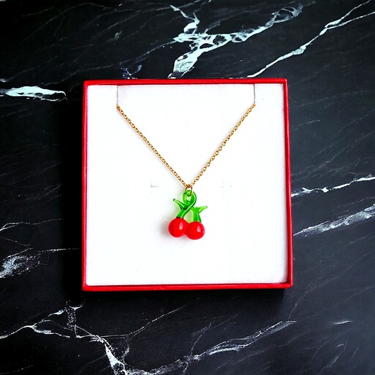 złote naszyjniki Wisienki : naszyjnik : klasyczny łańcuszek : czerwone pudełeczko