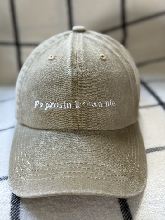 czapki damskie Czapka z daszkiem beżowa z haftem "Po prostu k**wa nie."