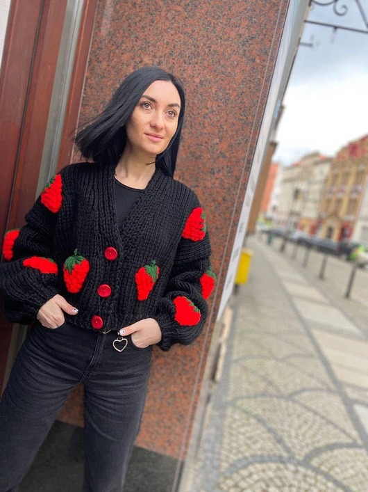 kardigany damskie Dzianinowy  kardigan z truskawkami