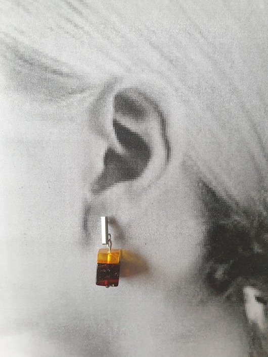 kolczyki z kamieniami Kolczyki z bursztynem patyczki, geometryczne, ciemny jasny