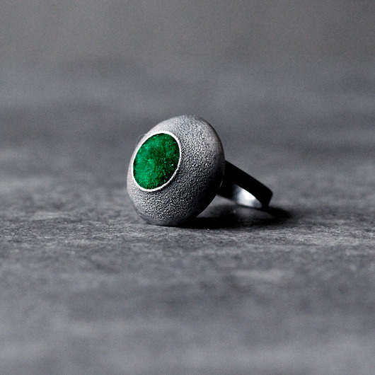 Duży pierścionek srebrny GREEN ORB SHAMBALA
