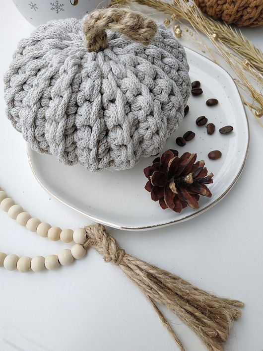 dodatki - różne Mała dynia  z  dekoracyjną zawieszką z drewnianych koralików " Boho Pumpkin"