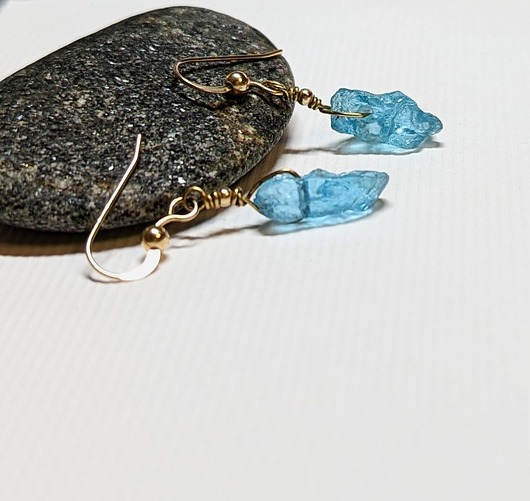 kolczyki pozłacane Surowy apatyt - kolczyki pozłacane